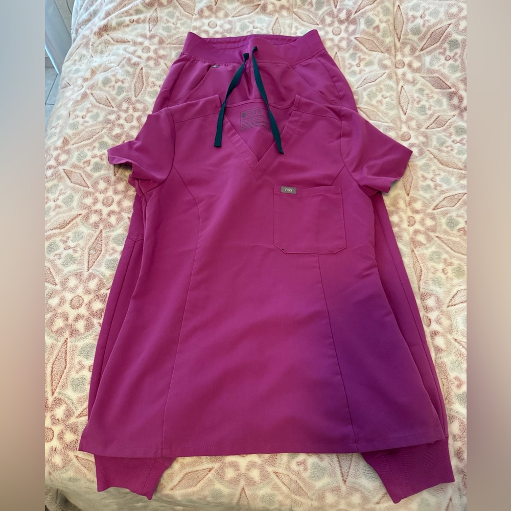 Figs scrub set in bright fuschia !!!